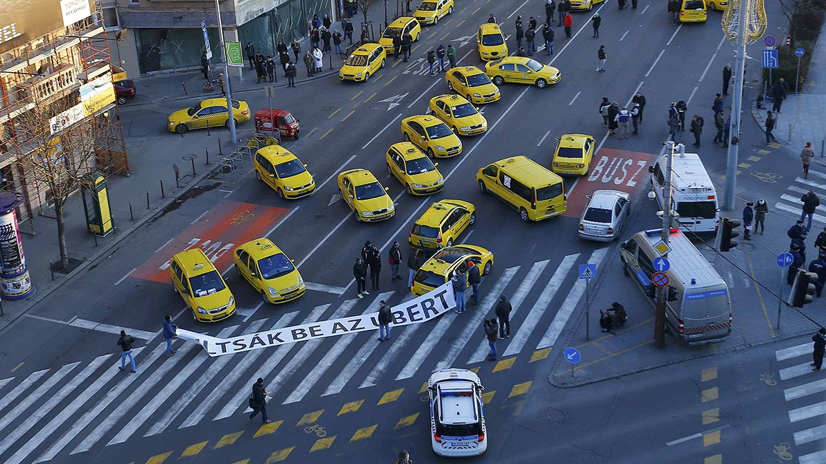 Az Uber ellen tüntetnek a taxisok Budapesten