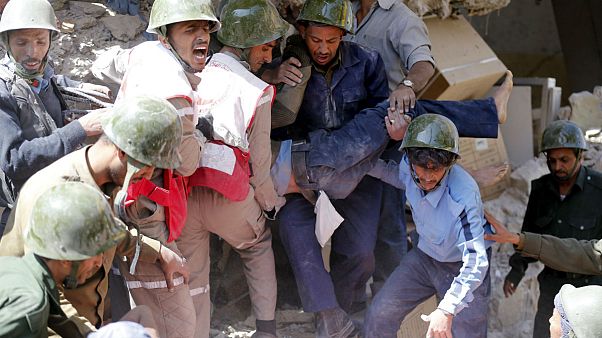 Yemen'de Suudi uçakları polis merkezlerini hedef aldı Yemen'de Suudi uçakları polis merkezlerini hedef aldı