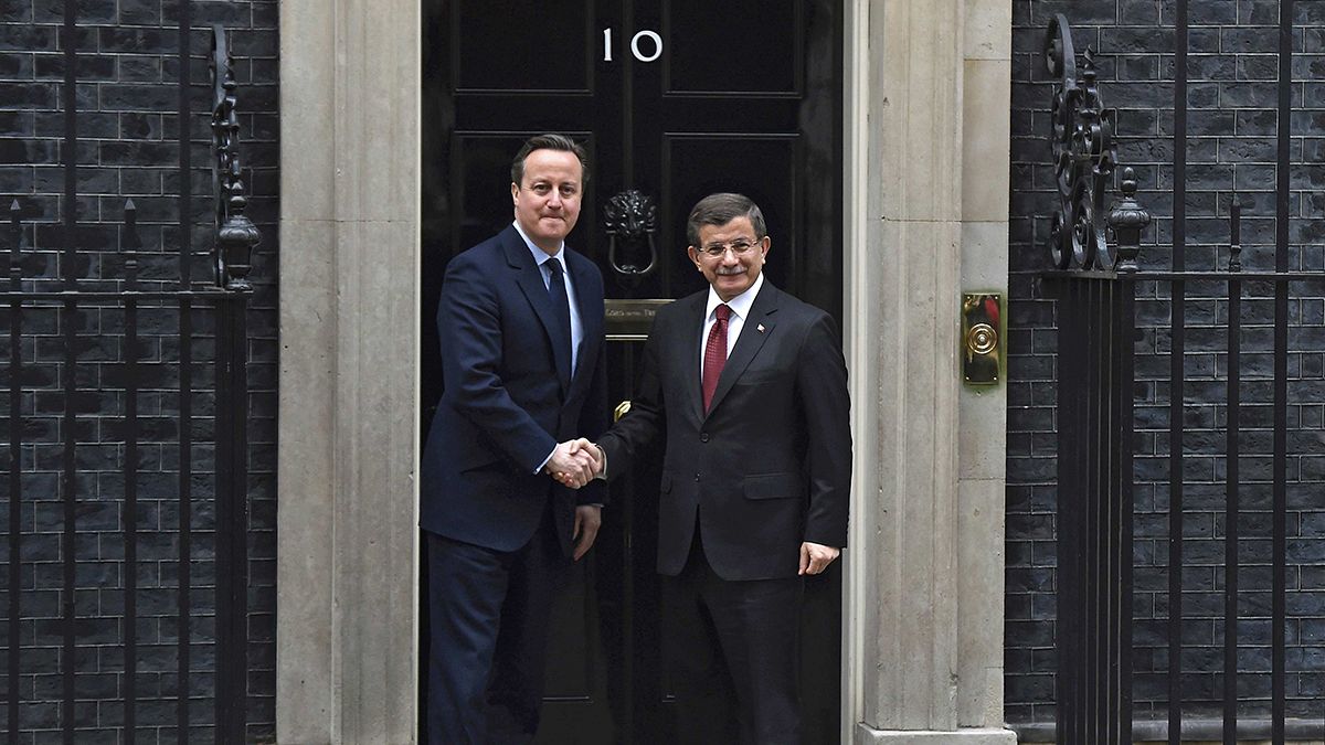 Ahmet Davutoglu recebido em Londres por Cameron e protesto curdo