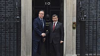 Premier turco Davutoglu incontra Cameron a Londra tra le proteste