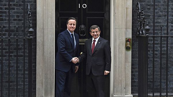 Premier turco Davutoglu incontra Cameron a Londra tra le proteste Premier turco Davutoglu incontra Cameron a Londra tra le proteste