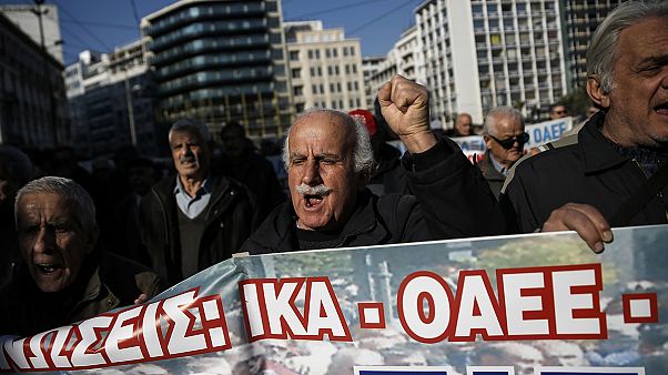 Touche pas à ma retraite ! Des milliers de Grecs dans la rue Touche pas à ma retraite ! Des milliers de Grecs dans la rue