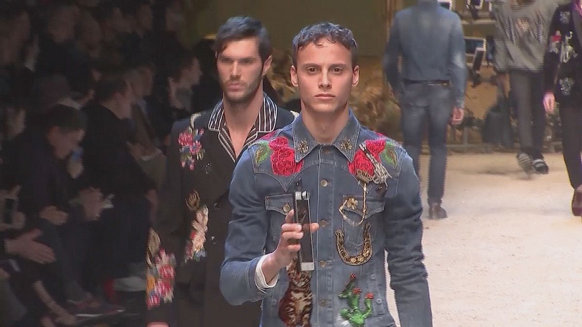 Blumige Muster und Westernlook auf der Milano Moda Uomo