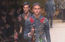 Moda masculina em Milão: tons quentes e motivos florais