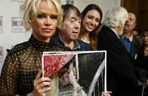 Pamela Anderson em França pela defesa dos patos contra o "foie gras"