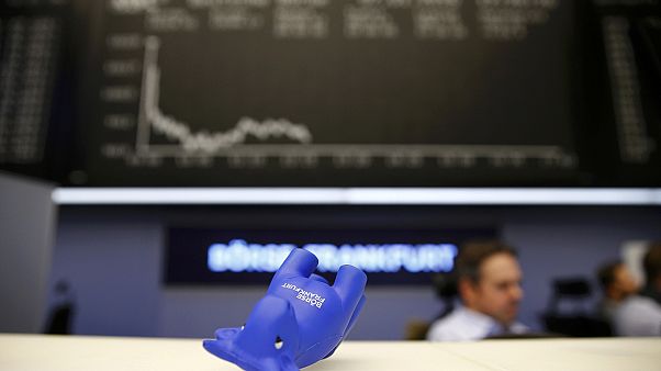 Le pétrole teste de nouveaux planchers, les bourses mondiales dévissent Le pétrole teste de nouveaux planchers, les bourses mondiales dévissent
