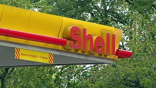 Прибыль Shell упала вдвое