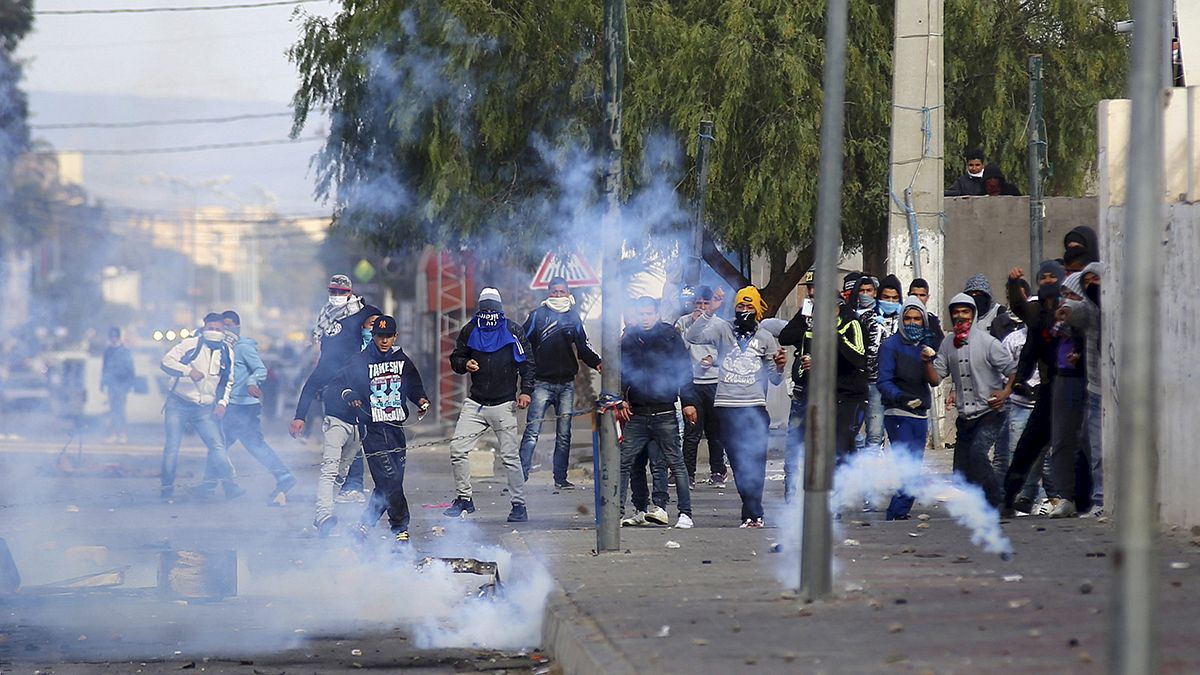 Policeman dies as jobs protests in central Tunisia continue