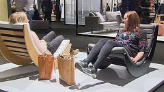 Anfassen und Probe sitzen auf der Möbelmesse in Köln