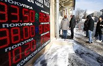 Rublo segue em queda face ao dólar