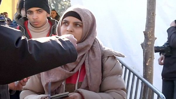 Mültecilere sınırdan geçiş şartı: "Almanya veya Avusturya'ya gideceksin!" Mültecilere sınırdan geçiş şartı: "Almanya veya Avusturya'ya gideceksin!"