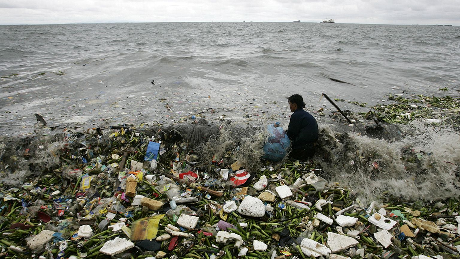 Bientôt plus de plastique que de poissons dans la mer, alerte Ellen MacArthur