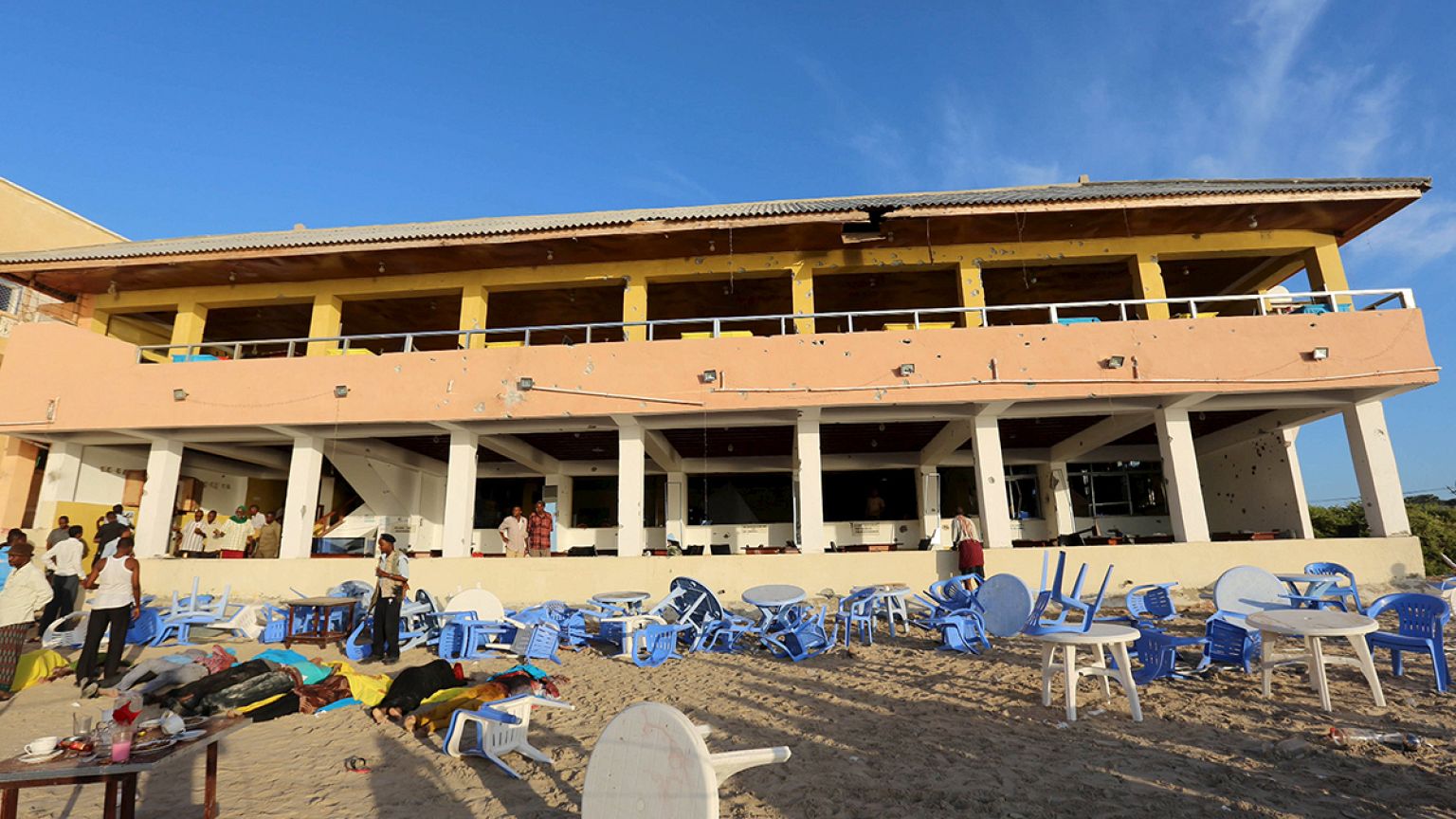 Al-Shabaab gun and bomb attack targets Somalian beach-side cafés
