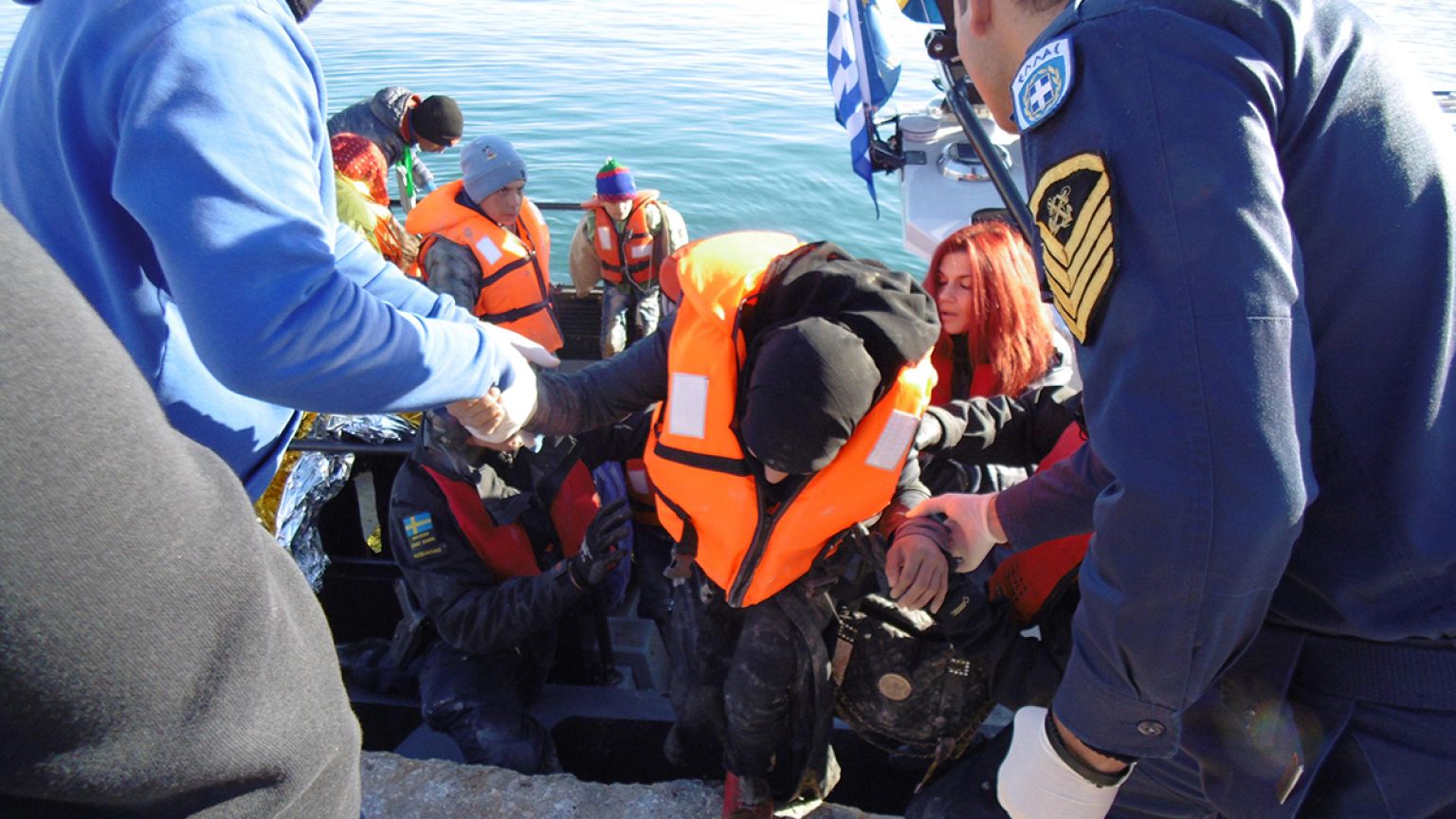 Υγρός τάφος για δεκάδες πρόσφυγες το Αιγαίο – 42 νεκροί με 11 παιδιά ανάμεσά τους