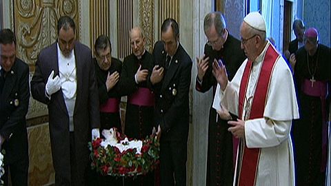 El papa bendice a los corderos