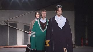 Os casacos extra largos de Raf Simons e as propostas de Berlim e Paris