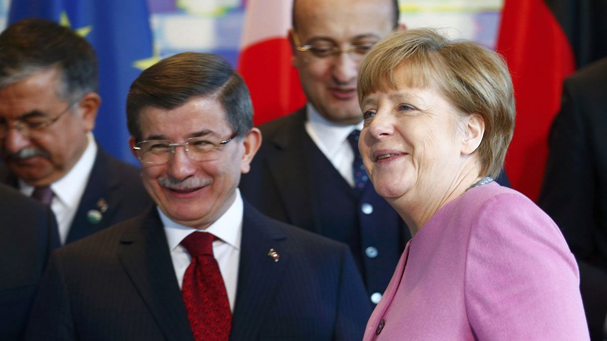 Almanya Başbakanı Angela Merkel ile Başbakan Ahmet Davutoğlu'nun basın açıklaması canlı yayınla euronews'te
