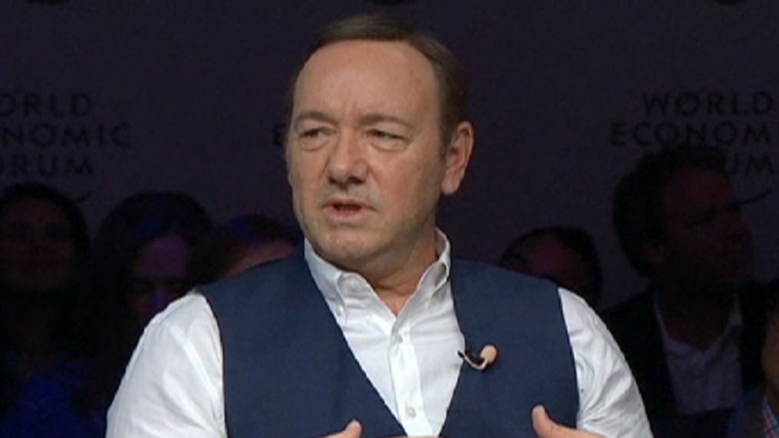 Kevin Spacey se codea con los poderosos en Davos
