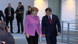 Merkel y Davutoglu se reúnen en Berlín para tratar la crisis de refugiados y el conflicto sirio