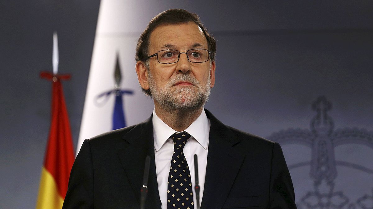 Rajoy da un paso al lado pero no renuncia, a la espera de que Sánchez e Iglesias fracasen