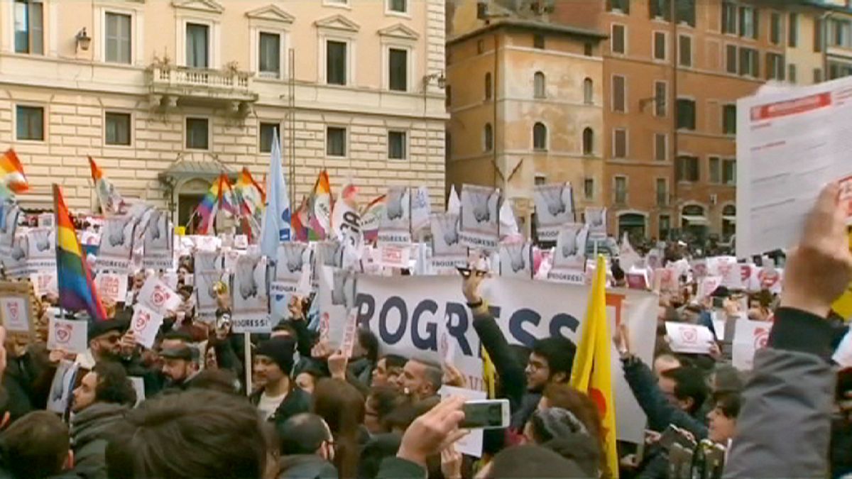 Italianos saem à rua para pedir lei de união entre homossexuais