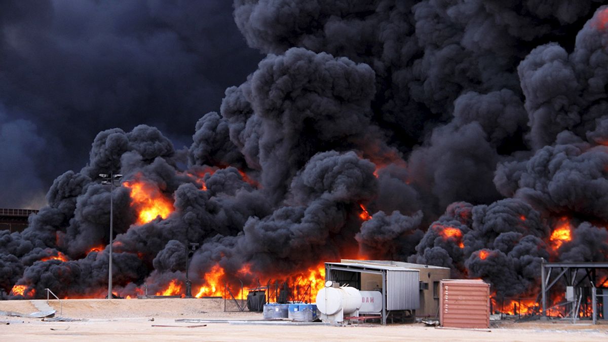 Líbia: Bombeiros combatem incêndio provocado pelo Daesh