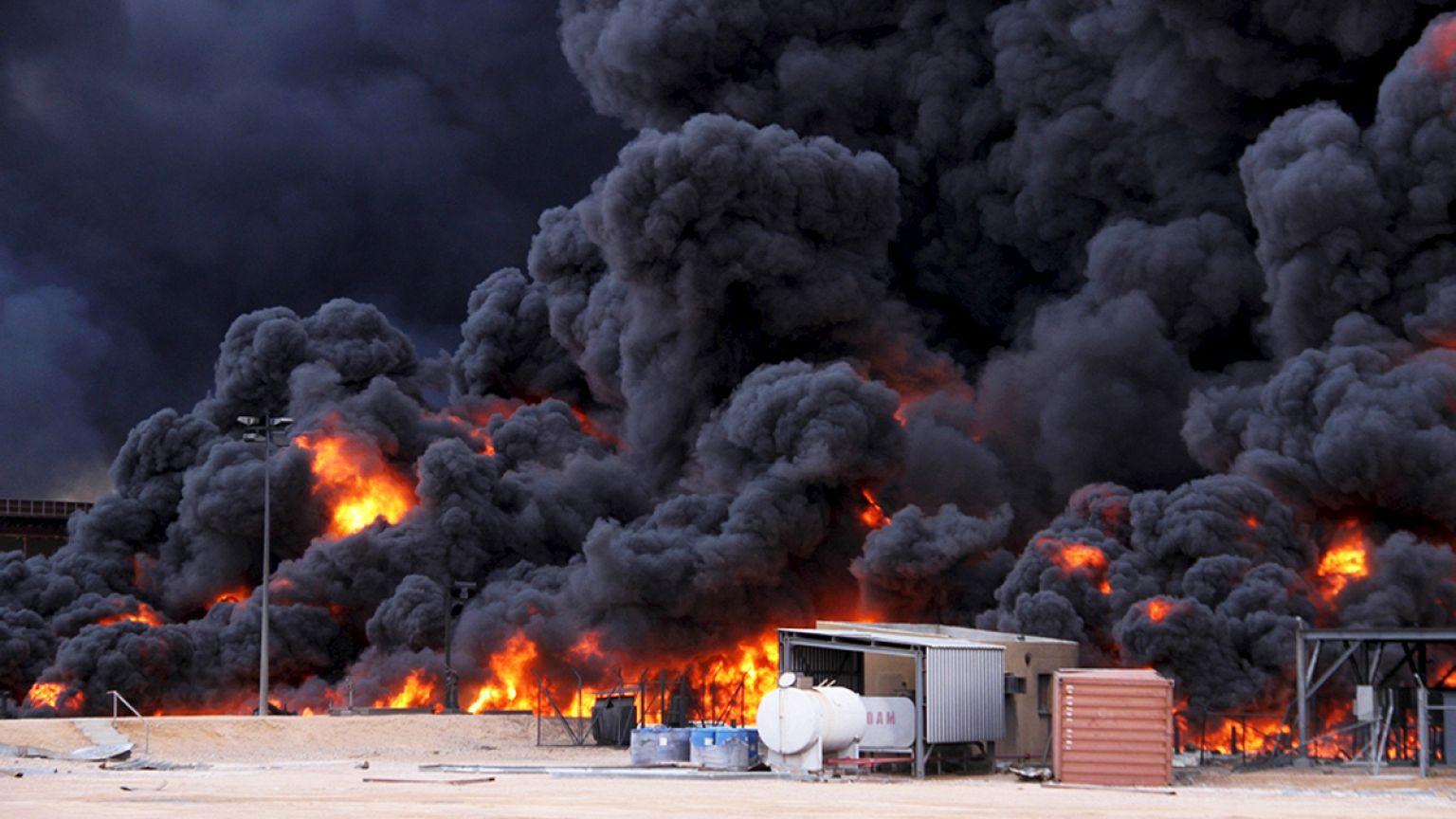 Nach Angriff auf Tanklager in Libyen: Brennender Tank droht einzustürzen