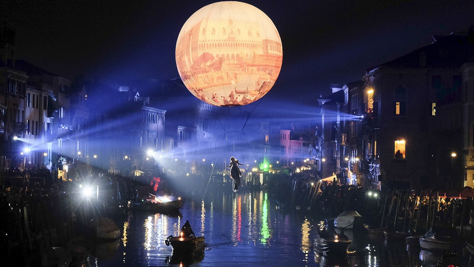 Inizio spettacolare dle Carnevale di Venezia