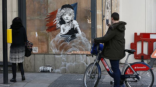 Os "miseráveis" de Banksy à porta da embaixada francesa em Londres Os "miseráveis" de Banksy à porta da embaixada francesa em Londres