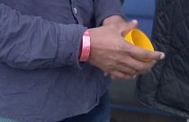 У Вельсі на шукачів притулку вдягнули червоні браслети