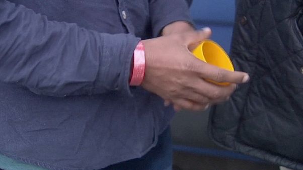 In Galles i braccialetti rossi imposti ai richiedenti asilo verranno ritirati In Galles i braccialetti rossi imposti ai richiedenti asilo verranno ritirati