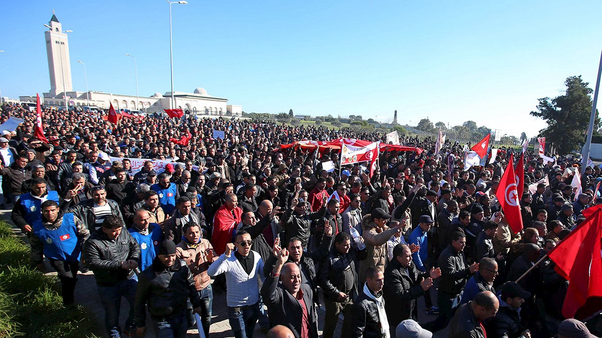 A rendőrök is tüntetnek Tunéziában