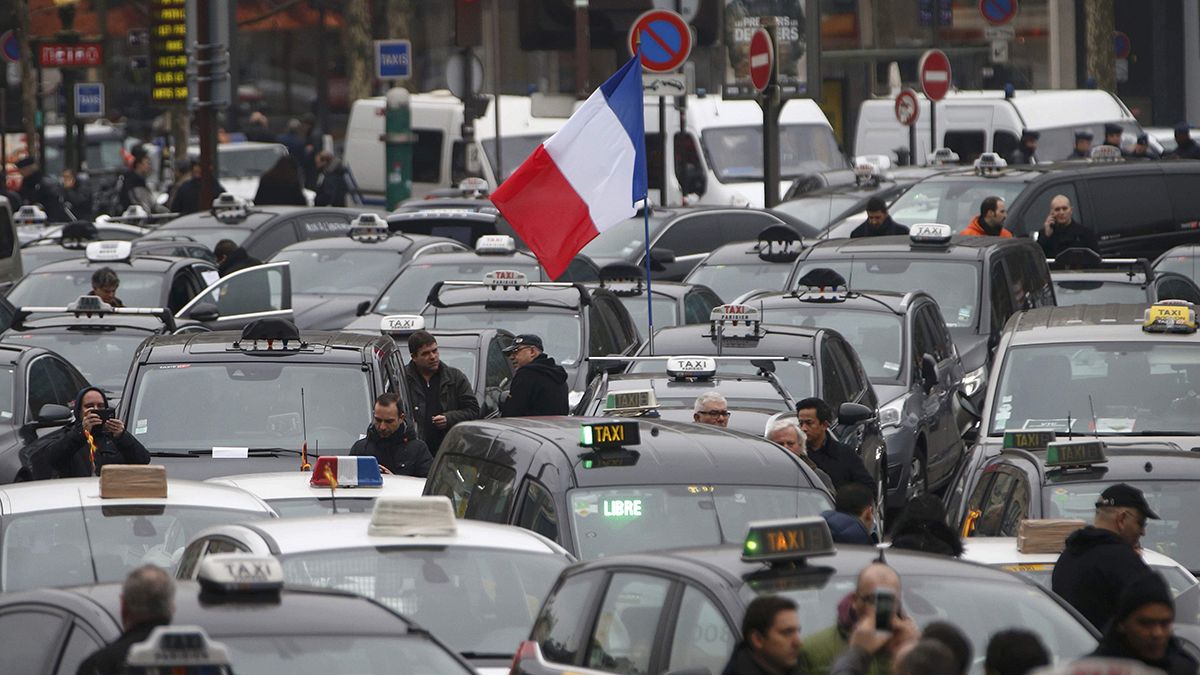 France : grève des taxis, des contrôleurs aériens, des enseignants...