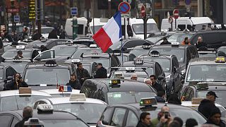 Francia colapsada por huelga simultánea de controladores aéreos, taxistas y funcionarios