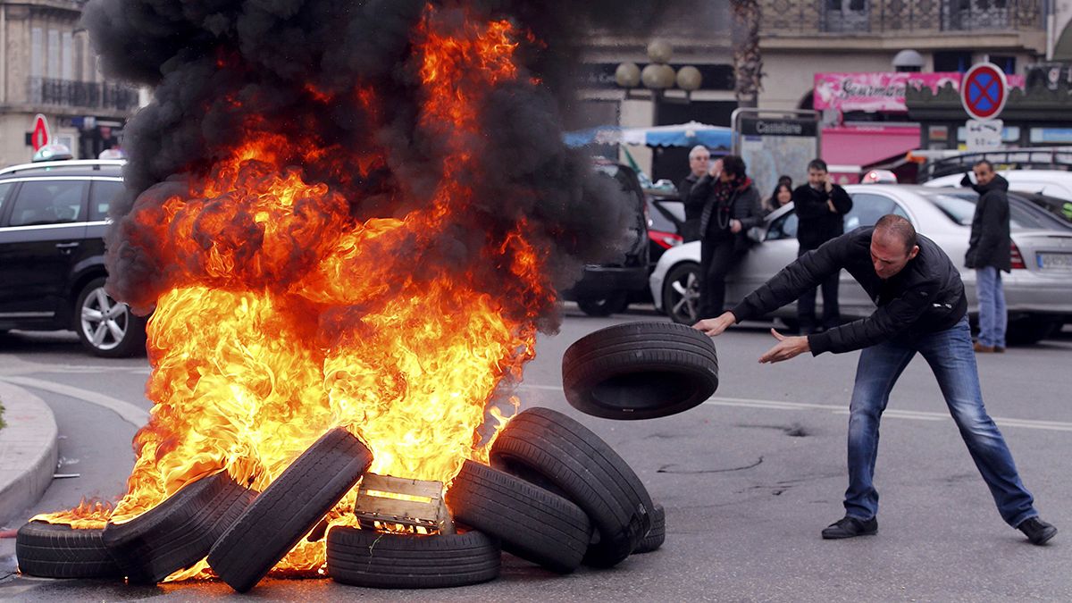 Uber'e tepki gösteren taksi şoförleri Paris trafiğini birbirine kattı