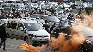 Paris'te taksicilerin Uber protestosu gergin geçti