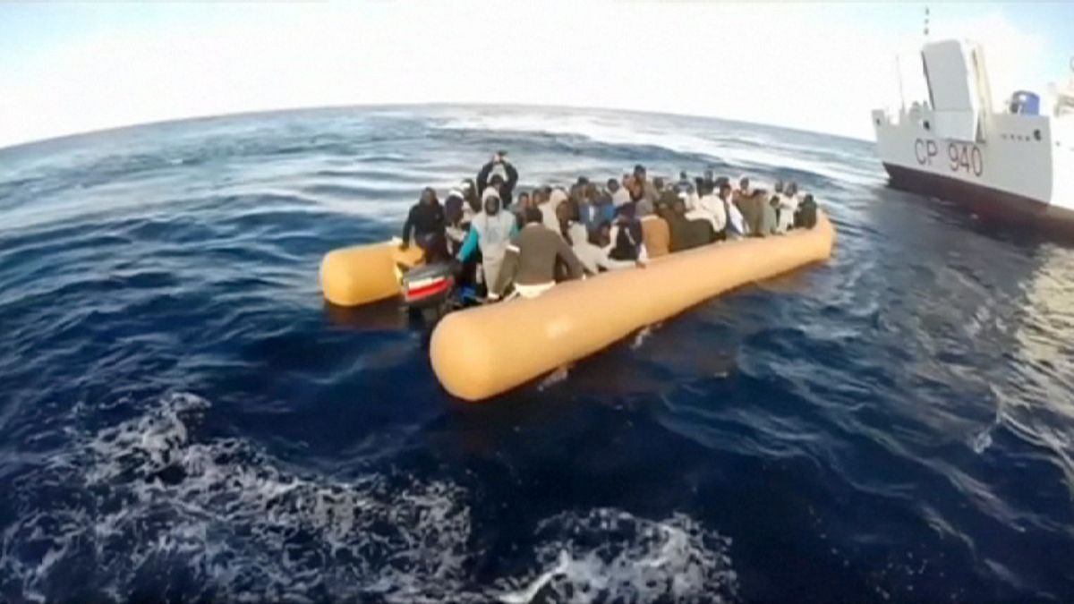 Refugiados: Centenas de migrantes pisam solo europeu