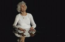 Eva Fahidi: Memórias de Auschwitz dançam em palco