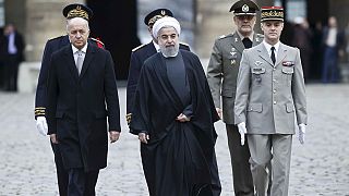 Félmeztelen tüntetés Rohani látogatásán az iráni nők jogaiért