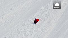 Une skieuse dévale une pente et s'en sort indemne