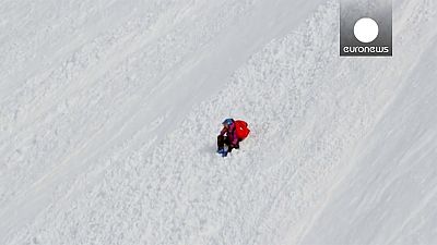 Spektakulärer Ski-Unfall - Skifahrerin stürzt 300 Meter in die Tiefe