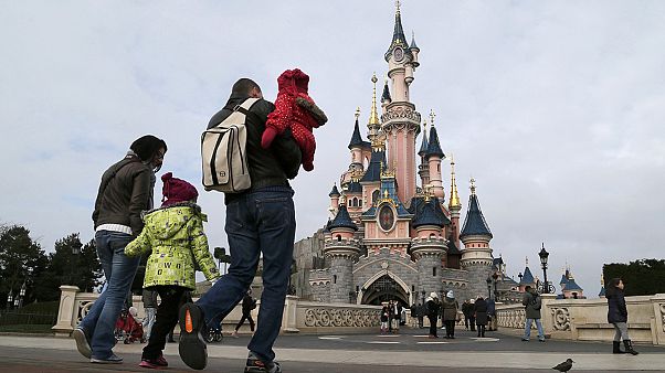 Paris yakınlarındaki Disneyland'da çantasında silah bulunan bir kişi yakalandı Paris yakınlarındaki Disneyland'da çantasında silah bulunan bir kişi yakalandı