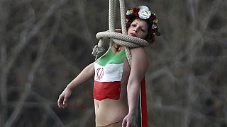 Femen "destapam-se" para o presidente iraniano em Paris