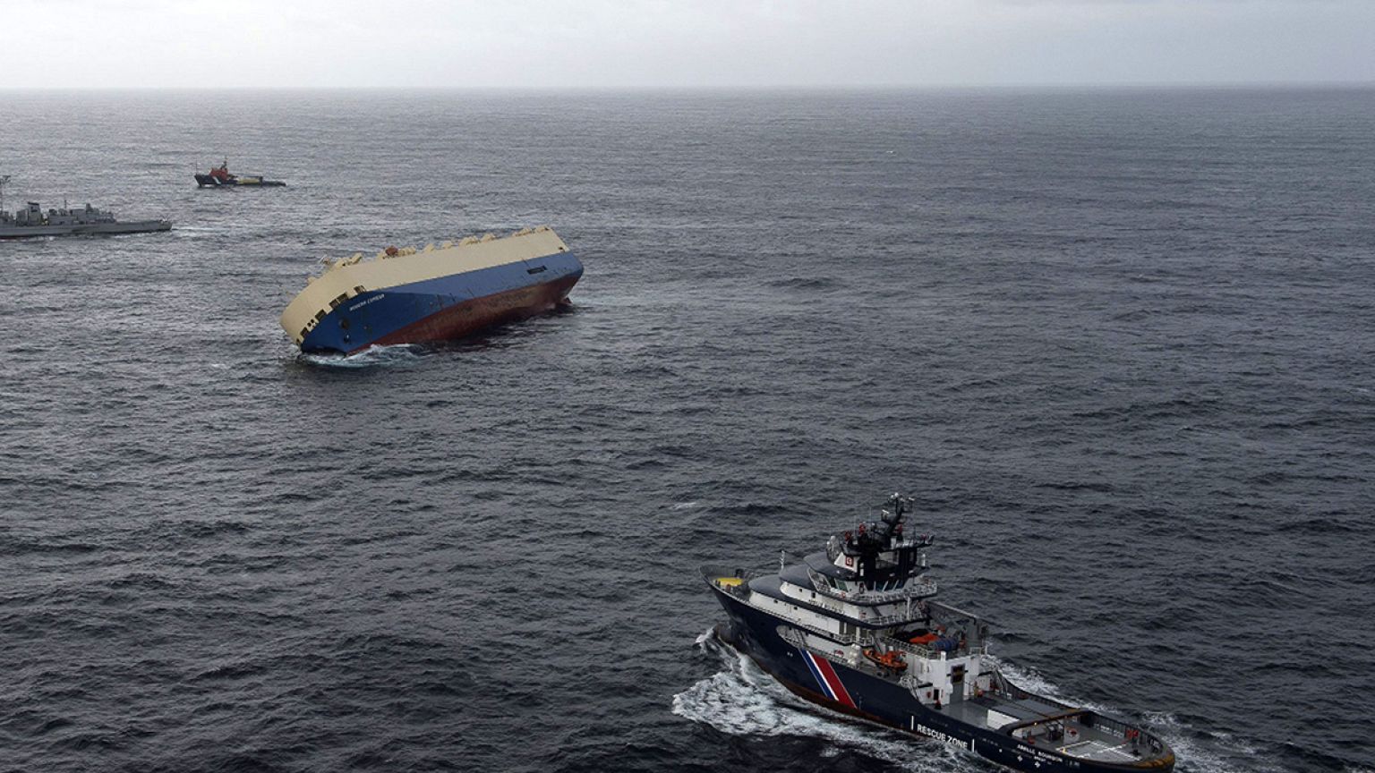 Frachtschiff treibt auf französische Küste zu
