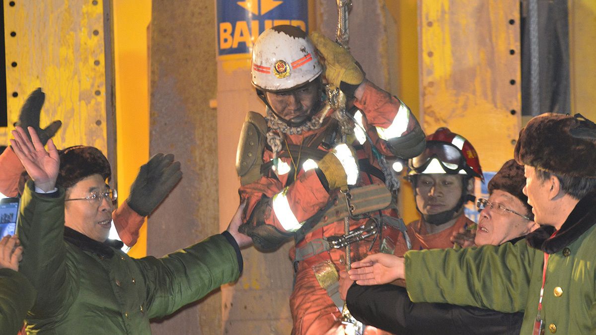 Cuatro mineros chinos ven la luz tras pasar 36 días a más de 200 metros bajo tierra