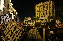 Vienna: migliaia in piazza contro il ballo dell'estrema destra