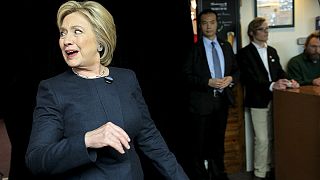 Los polémicos correos electrónicos de Hillary Clinton resurgen en el peor momento para ella