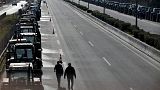 مزارعون يونانيون يغلقون الطريق السريع المؤدي لمطار أثينا