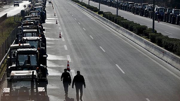 Los agricultores griegos bloquean con sus tractores la carretera que une Atenas con el aeropuerto Los agricultores griegos bloquean con sus tractores la carretera que une Atenas con el aeropuerto