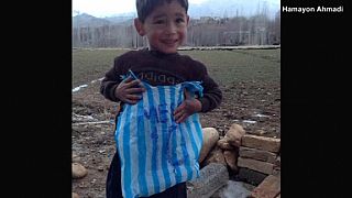 Un jeune Afghan "se paie" un maillot de Messi en plastique